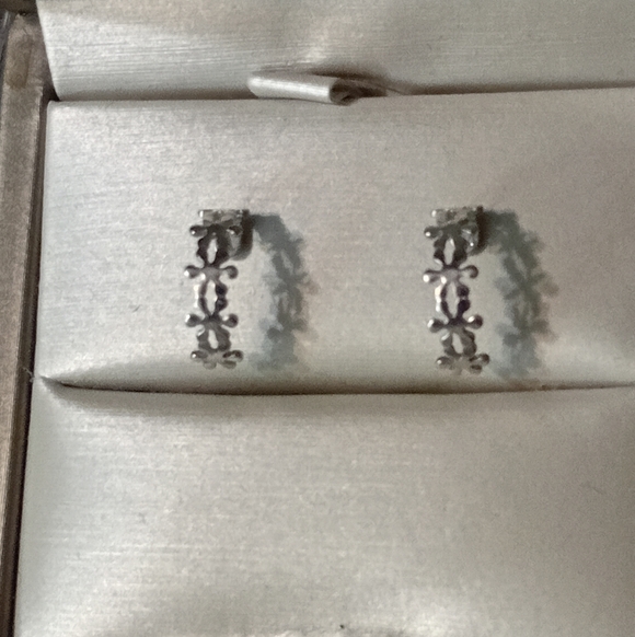 unbranded Jewelry - Intricate Silver Toned Floral Earrings